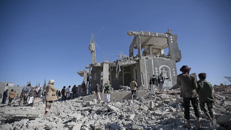 Anwohner begutachten ein durch saudische Luftangriffe zerstörtes Haus in der Hauptstadt Sanaa.