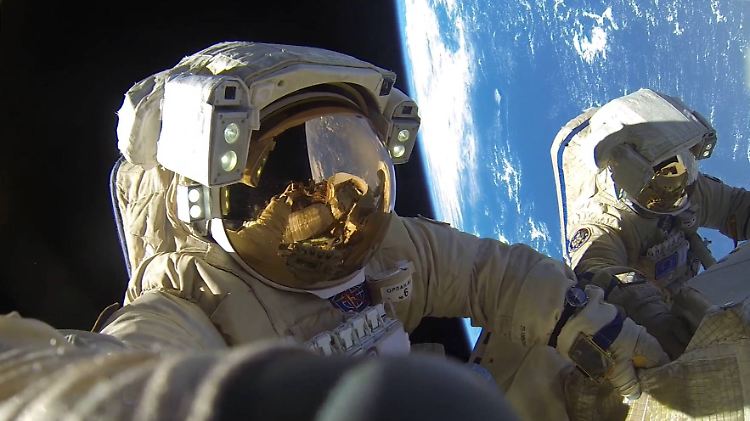 Anton Schkaplerow und Alexander Misurkin beim Außendienst an der ISS im Februar 2018.