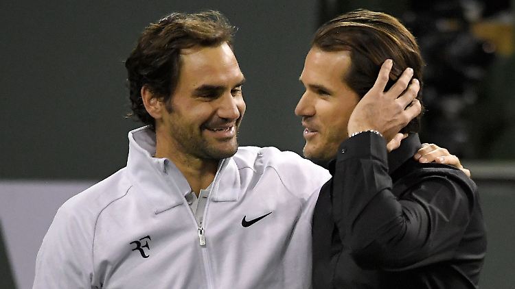 Herzlichkeiten zum Karriereende: Tennisstar Roger Federer verabschiedet Tommy Haas.