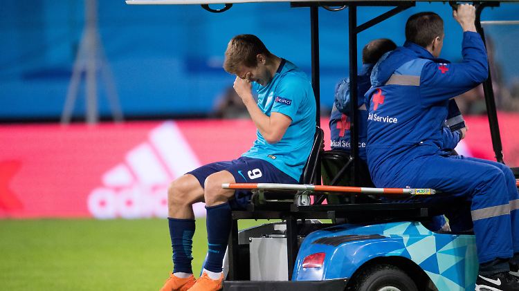 Weinend wurde Zenit-Star Alexander Kokorin vom Platz gefahren.