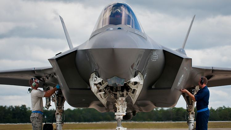 Das teuereste Kampfjet-Programm aller Zeiten: Die Entwicklung und  Anschaffung der F-35 "Lightning II" kostet den US-Steuerzahler mindestens 400 Milliarden Dollar.