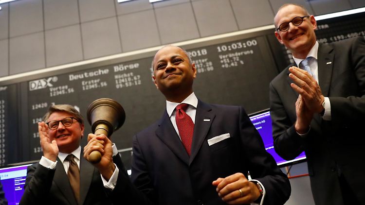 Börsenpremiere mit einer guten Stunde Verspätung: Siemens-Healthineers-Vorstand Michael Sen läutet in Frankfurt die Glocke.