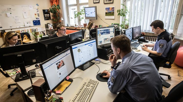 Zum Social-Media-Team der Berliner Polizei gehören sechs ausgebildete Polizisten.