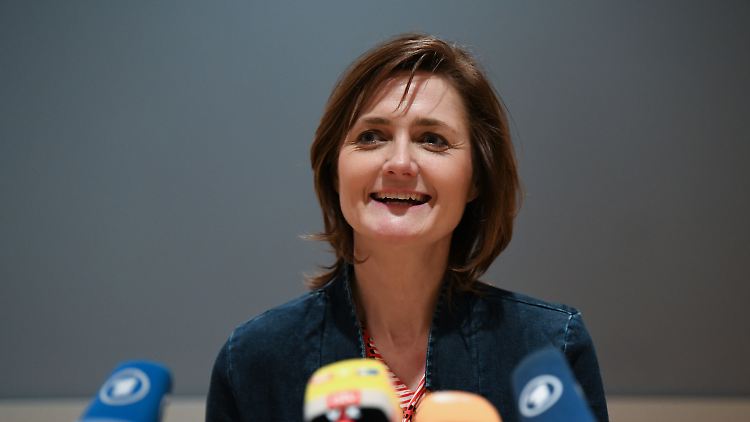 Lange pocht auf eine Trennung von Partei- und Fraktionsvorsitz. "Die Partei braucht einen eigenen Kopf", sagt die 41-Jährige.