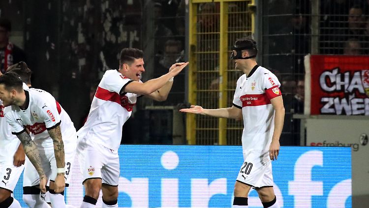 Mario Gomez nach dem 1:0 für Stuttgart - hier mit Christian Gentner.