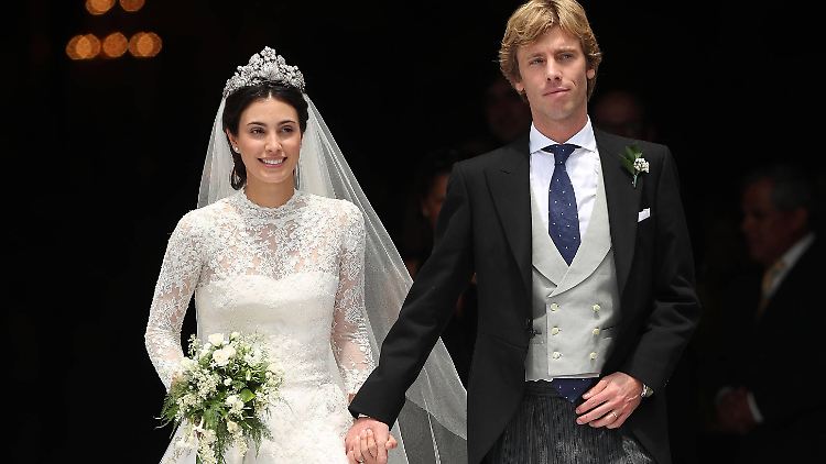 Alessandra und Christian beim Verlassen der Kirche nach der Trauung.