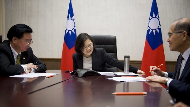 Taiwans Präsidentin Tsai Ing Wen im Dezember 2016 im Telefongespräch mit dem damaligen "President-Elect" Donald Trump.