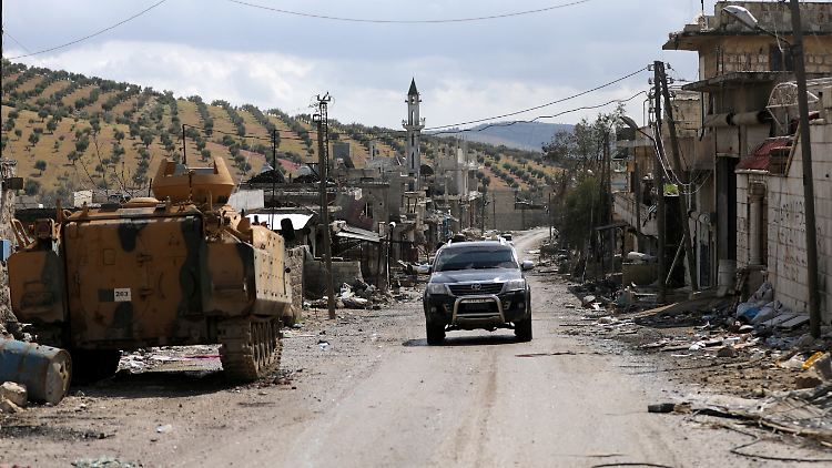 Mindestens 15.000 Einwohner flohen am Freitag aus der belagerten Stadt Afrin. 