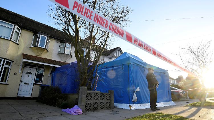 Polizisten untersuchen das Haus des ermordeten russischen Geschäftsmanns Nikolai Gluschkow in London.