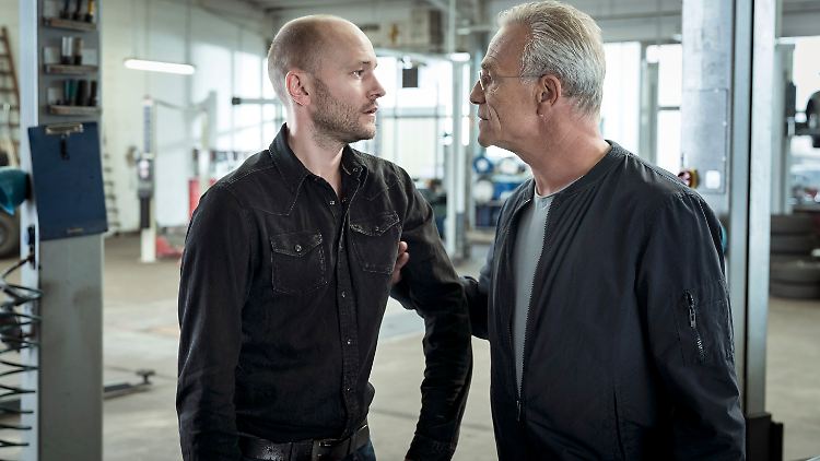 Kommissar Ballauf (Klaus J. Behrendt, r.) nimmt Matthes (Moritz Grove) hart ran.