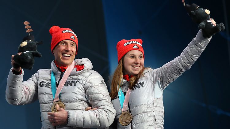 Clara Klug mit ihrem Guide Martin Härtl. Beide gewannen in Pyeongchang zwei Bronzemedaillen.