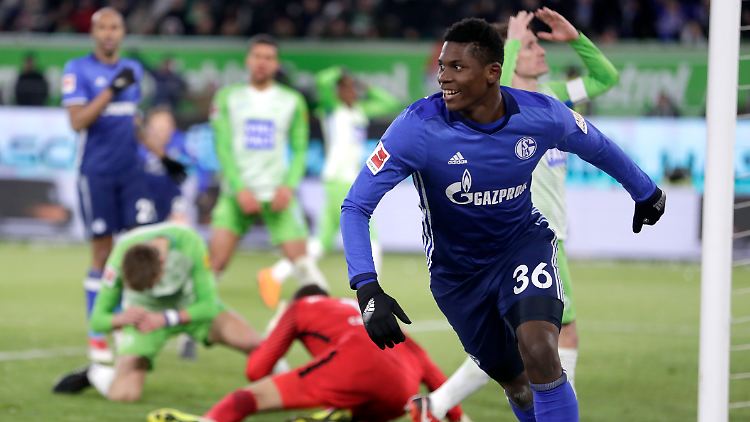 Breel Embolo feiert das Wolfsburger Eigentor wie einen eigenen Treffer.