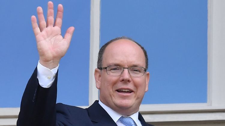 Per Handy nimmt der Doppelgänger des richtigen Fürsten (im Bild) Kontakt zu den potenziellen Opfern auf. 
