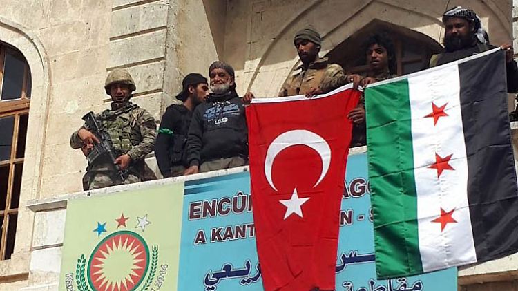 Im Stadtzentrum Afrins sind Fahnen der Türkei und deren Verbündeter, der Freien Syrischen Armee, zu sehen.