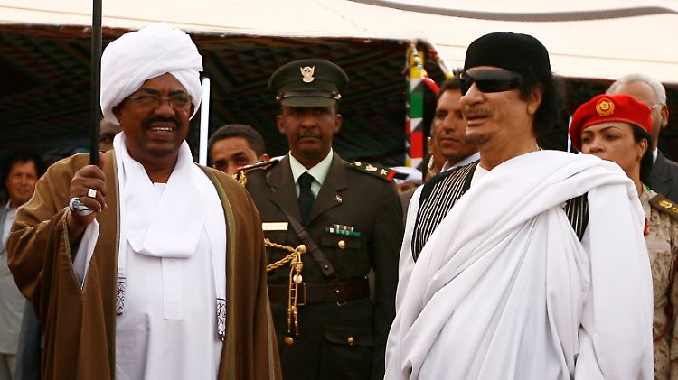 Libyens Staatschef Muammar al Gaddafi (rechts) und Omar al Baschir, Präsident des Sudans.