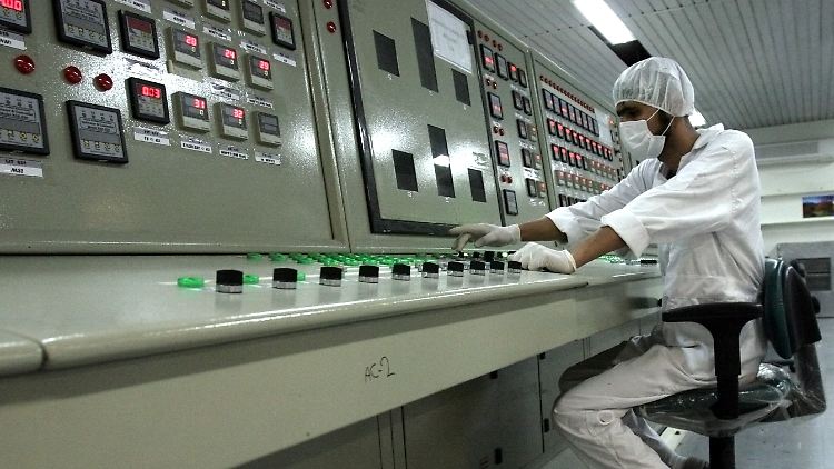Techniker in der Urananreicherungsanlage im iranischen Isfahan im Jahr 2007. Platzt der Atom-Deal, wird das Land sein Atomprogramm höchstwahrscheinlich wieder aufnehmen.