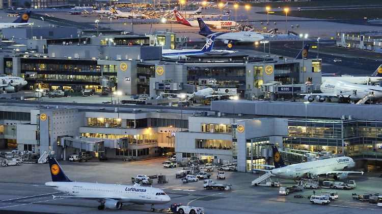 Der Urlaubs-Hotspot Palma de Mallorca wird im Juli von mehr als 100 Flügen täglich von deutschen Flughäfen - wie dem Frankfurter Flughafen - aus angeflogen.