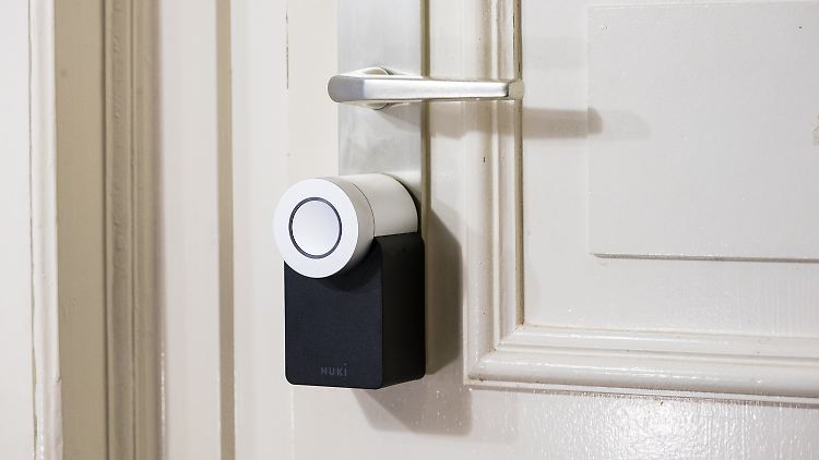 Das Nuki Smart Lock ist innen auffällig, von außen aber nicht erkennbar.