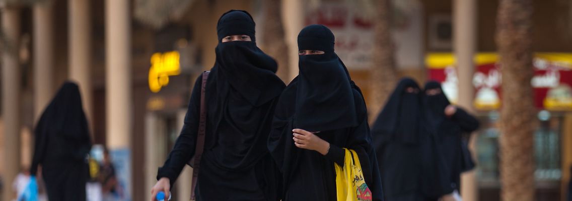 So müssen Frauen sich in der Öffentlichkeit in Saudi-Arabien kleiden - der Abaja-Mantel lässt wenig Spielraum für Mode. Frauen, die gern selbst entscheiden würden, was sie anziehen, dürften mit Kronprinz Mohammad bin Salman sympathisieren - er hat tiefgreifende gesellschaftliche Reformen angestoßen.