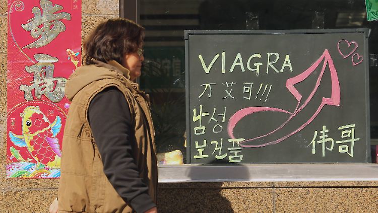 Eine chinesische Apotheke macht sehr bildhaft Werbung für Viagra.