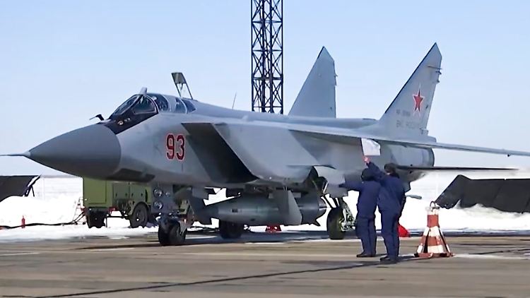 Ein Kampfjet vom Typ MiG-31 wird für den Start einer neuen Hyperschallrakete präpariert.