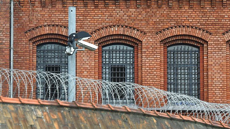 Vier Häftlinge waren mit Vorschlaghammer, Flexgeräten und einer Hydraulikpresse aus der JVA Plötzensee ausgebrochen.