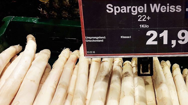 Dass Spargel aus Griechenland zu Saisonbeginn für bis zu 21 Euro angeboten wird, verschlägt den Griechen die Sprache. Sie verlangen zwischen fünf und acht Euro für das weiße Gemüse.