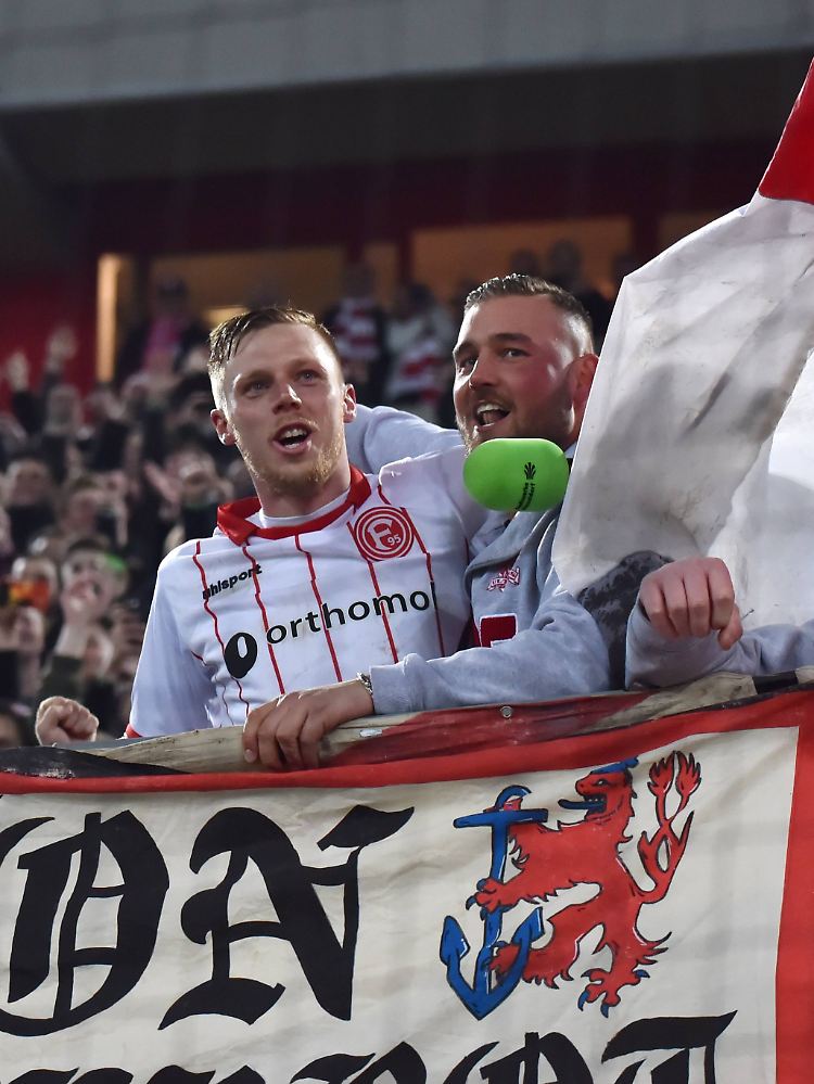 Die Düsseldorfer Fortuna wird's wohl schaffen: Hier feiert Rouwen Hennings nach dem Sieg gegen Arminia Bielefeld mit den Fans.