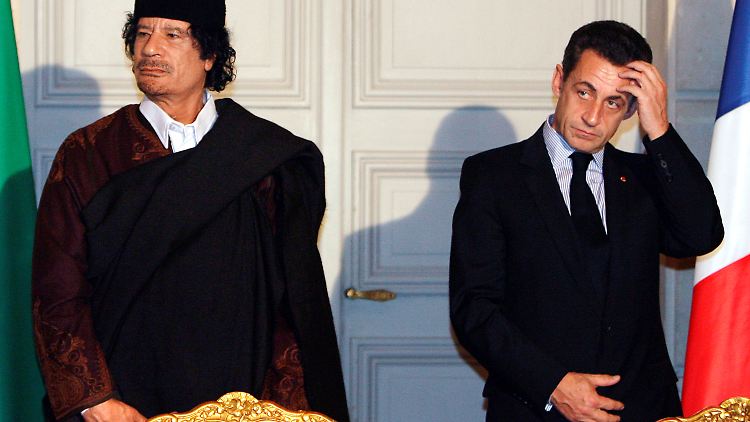 Nicolas Sarkozy (r.) hat im französischen Präsidentschaftswahlkampf 2007 womöglich Spendengelder des ehemaligen libyschen Machthabers Muammar al- Gaddafi angenommen.