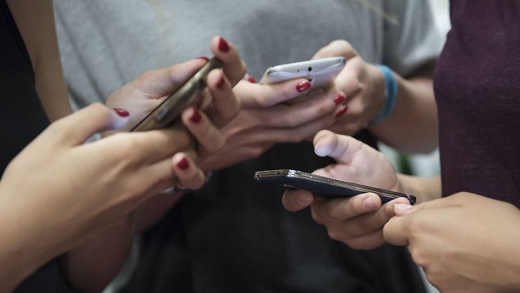 Das soziale Leben, Bankgeschäfte, Verabredungen, ja selbst die Liebe - alles kann auf dem smarten Helfer organisiert werden.