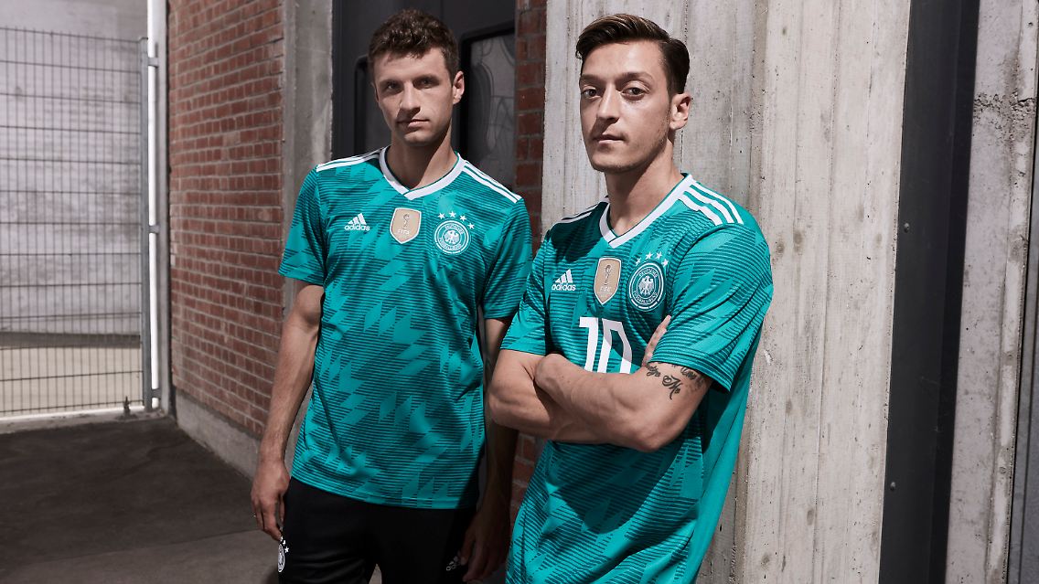 Seht her: Thomas Müller und Mesut Özil im grünen Auswärtstrikot der DFB-Elf für die Fußball-Weltmeisterschaft in Russland 2018.