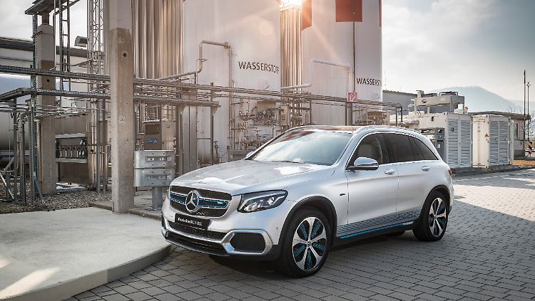 An der Wasserstofftankstelle im Technikcenter in Nabern steht eines der Vorserienmodelle des Mercedes GLC F-Cell.