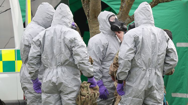 Soldaten tragen bei den Untersuchungen zur Vergiftung des Ex-Doppelagenten Skripal und dessen Tochter Schutzanzüge.