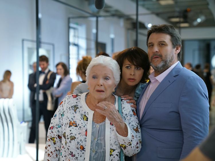 Valentins Mutter (Line Renaud), sein Bruder Gustave (Guy Lecluyse) und dessen Frau Louloute (Valérie Bonneton) tauchen überraschend bei Valentins Vernissage auf.