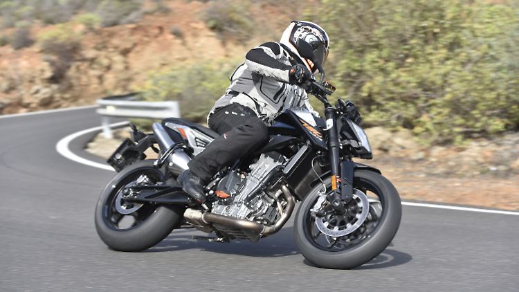 Fahrdynamisch verhält die KTM 790 Duke sich brillant.