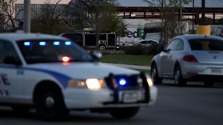 Die Polizei hat das Kurierzentrum von FedEx in der Kleinstadt Schertz nach der Explosion weiträumig abgesperrt.