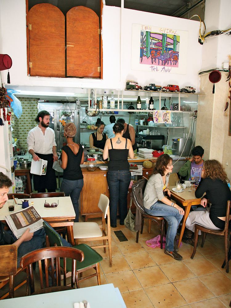 Tel Aviv: Freitagvormittag auf der Levinsky-Straße im veganen Restaurant "Kaymak". Später bekommt man hier keine Plätze mehr.