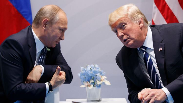 Der russische Präsident Wladimir Putin und US-Präsident Donald Trump sprechen im vergangenen Juli beim G20-Gipfel in Hamburg.