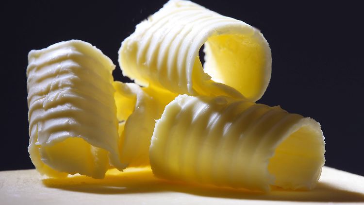 Butter wird aus dem Rahm der Kuhmilch gemacht.