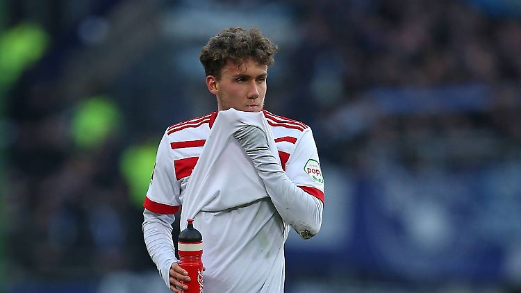 Niedergeschlagen: Hamburgs Gian-Luca Waldschmidt nach der Niederlage gegen Hertha BSC.