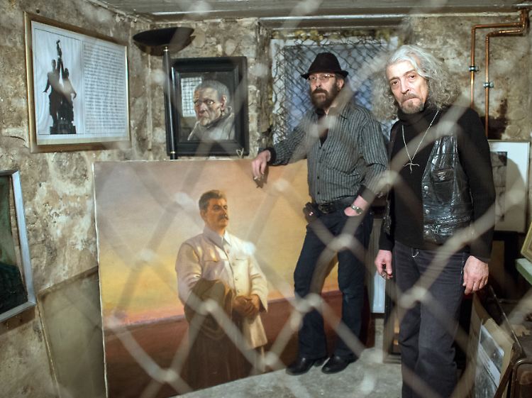 Im Keller ihres Salons haben die Posins eine Gefängniszelle nachgebaut. Sie wuchsen in einem Gulag auf.