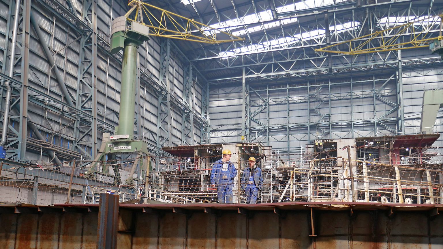 In der Meyer Werft in Papenburg enstehen pro Jahr bis zu vier Schiffe. An der Ems gelegen, ist das Unternehmen ein wichtiger Arbeitgeber in der Region.