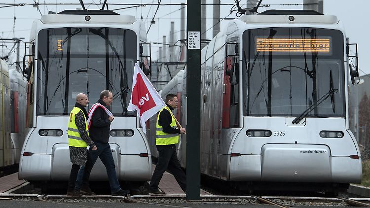 Mitarbeiter der Rheinbahn gehen in Düsseldorf in das Streiklokal.