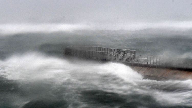 10. September 2017, USA, Boynton Beach: Hohe Wellen umschließen bei der Ankunft von Hurrikan "Irma" in Florida den Zugang zum Strand.