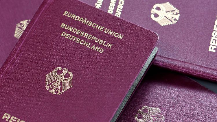 Auf keinen Fall dürfe die Einbürgerung dazu dienen, eine neue Identität zu schaffen, fordert Baden-Württembergs Innenminister Strobl. 