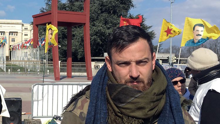 Der Fußball-Profi Deniz Naki nimmt vor dem UN-Gebäude in Genf an einem Hungerstreik teil.
