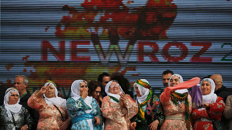 Trotz Wut und Niedergeschlagenheit versuchen die Kurden Newroz zu feiern.