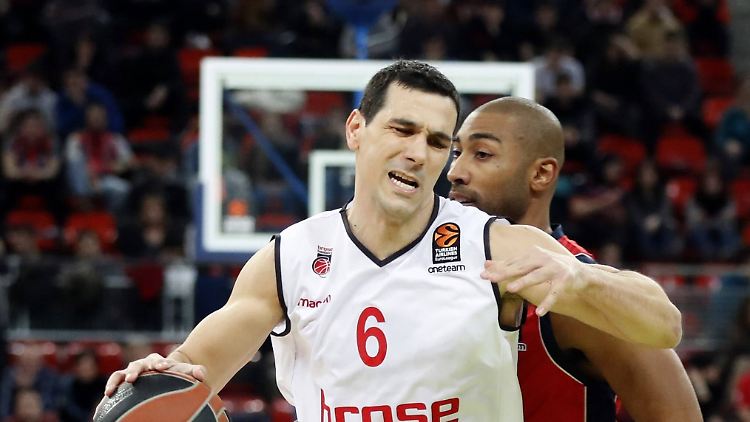 Nikos Zisis gegen Bambergs Jayson Granger im Zweikampf