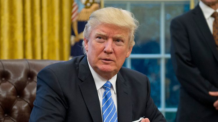 Voraussichtlich gegen 17:30 Uhr unserer Zeit wird Trump die Anordnung für die Zölle unterschreiben.