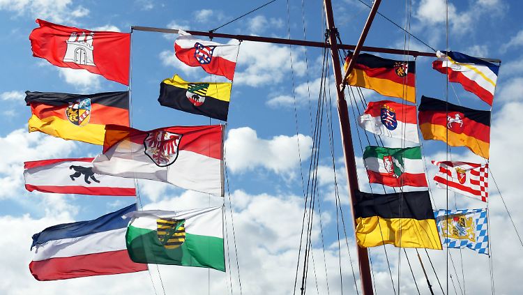 Auch über 25 Jahre nach der Wiedervereinigung unterscheidet sich die Finanzkraft der ost- und westdeutschen Bundesländer eklatant.